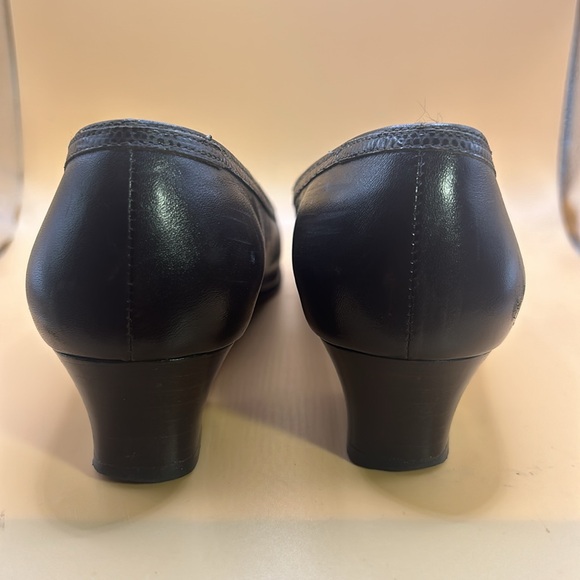 Salvatore Ferragamo Women’s Leather Slip On shoes size 7 in excellent condition - Picture 5 of 6